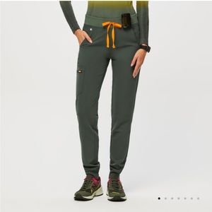 Figs High Waisted Zamora Jogger Scrub Pants Dark Olive size MED. Like NEW!!!!